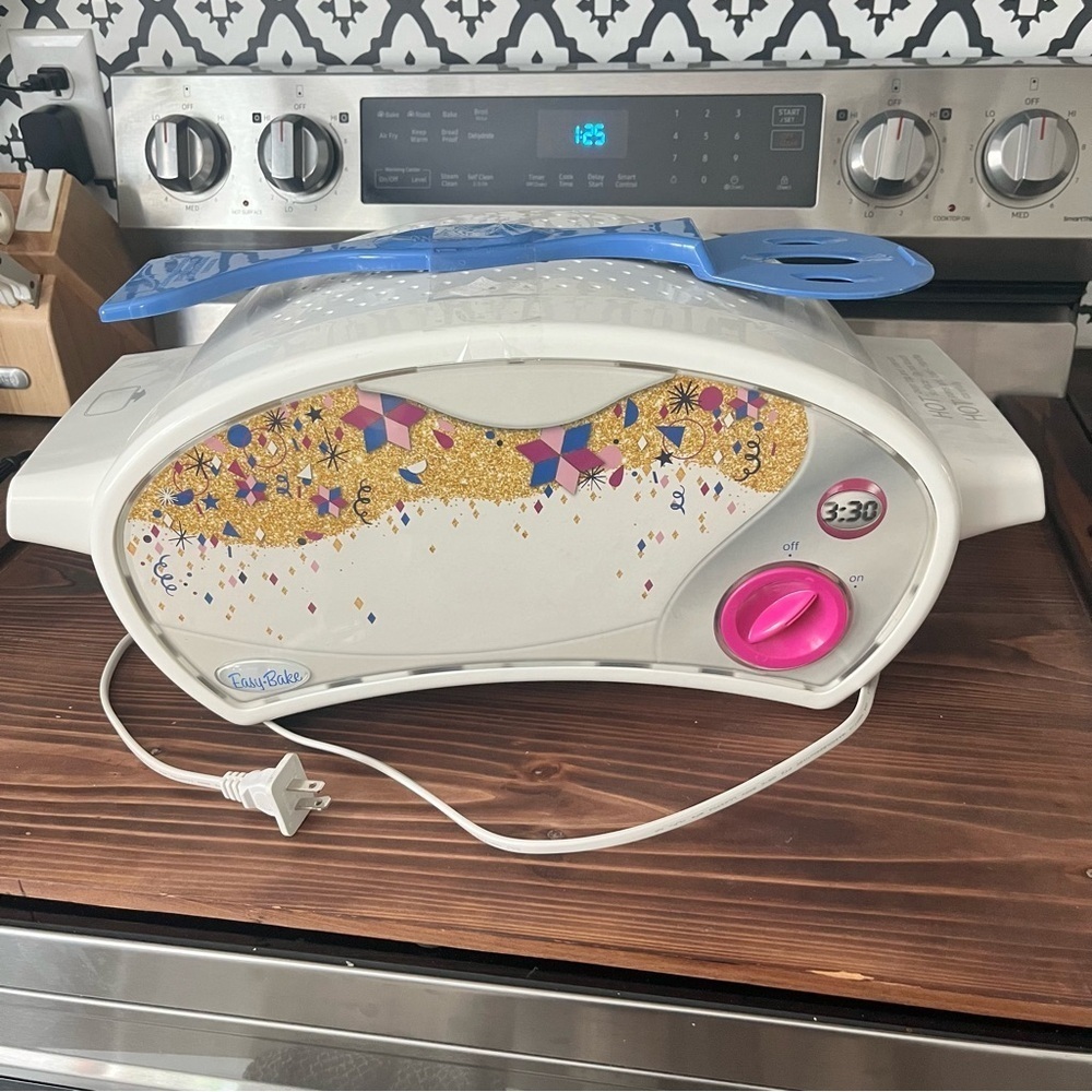 Hasbro Easy Bake Ultimate Oven Baking Star Edition 2015 No Accessories